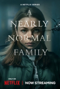 Постер Почти нормальная семья (2023) (En helt vanlig familj)
